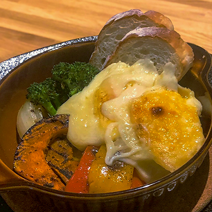十勝産ラクレットチーズ春よ恋プレミアムのソフトバゲットと野菜グリル